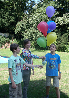 TeilnehmerInnen mit Luftballons drauen, Science Camp Halle 2013, Fotoerlaubnis liegt schriftlich vor
